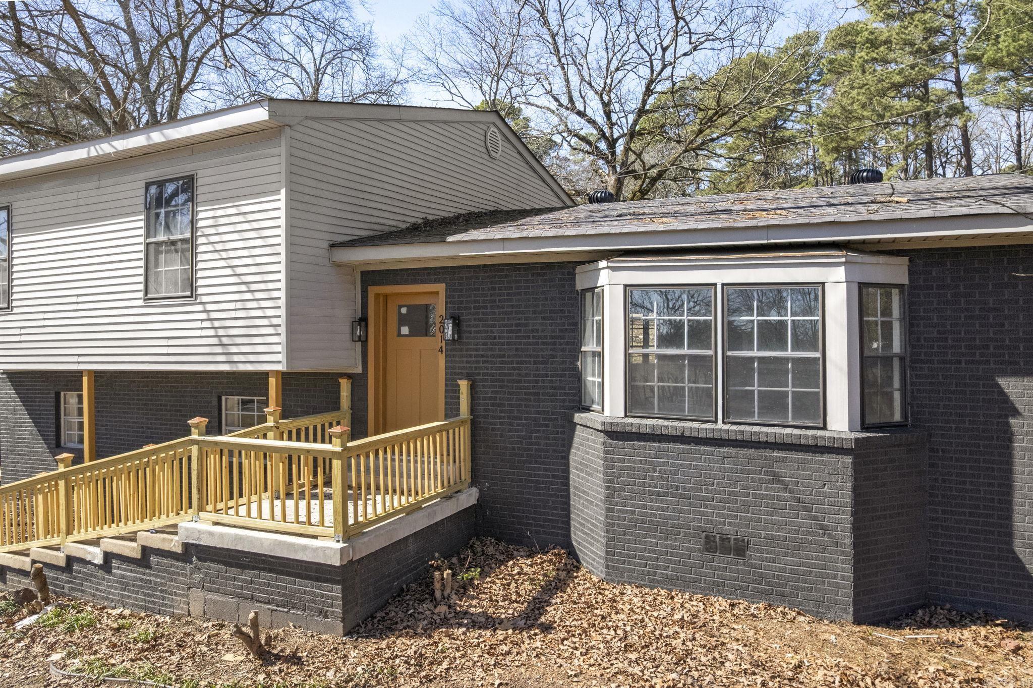 BEAUTIFUL LAKEVIEW - Residential