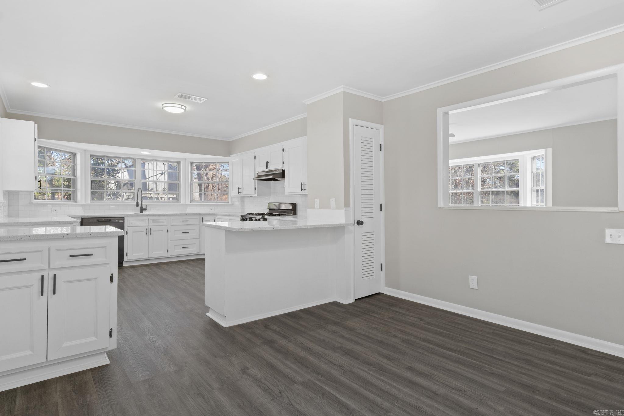 BEAUTIFUL LAKEVIEW - Residential