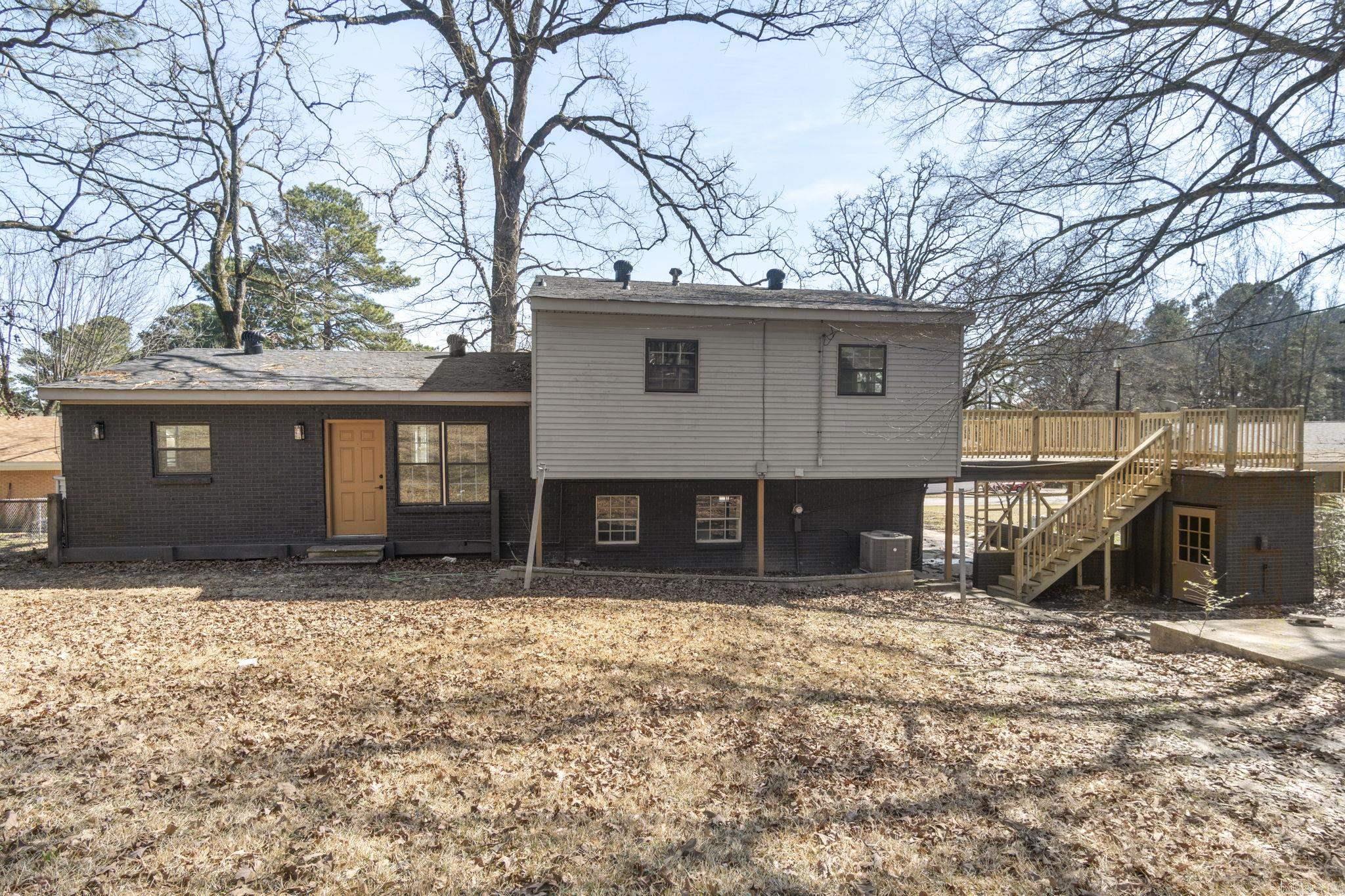 BEAUTIFUL LAKEVIEW - Residential