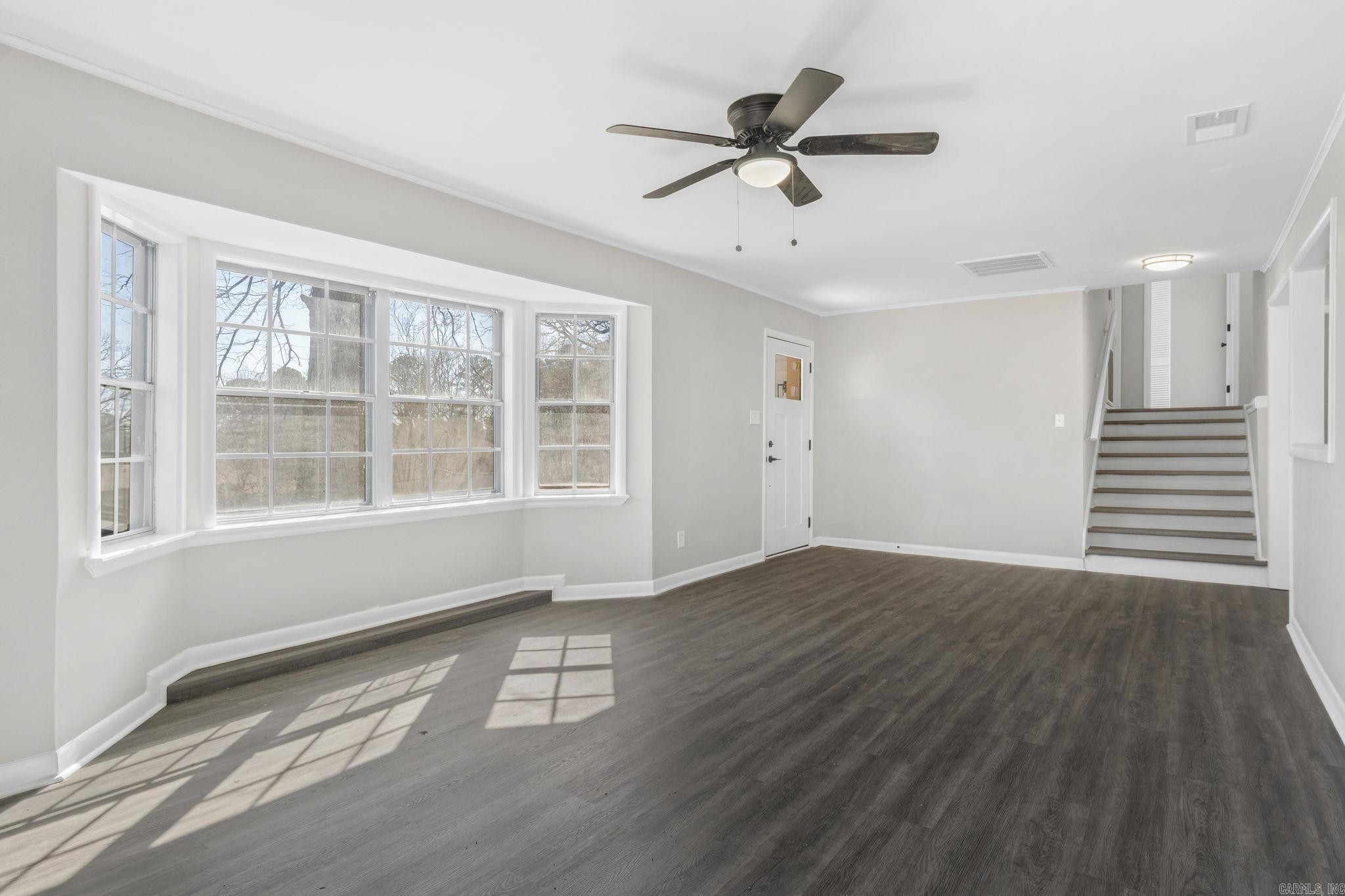 BEAUTIFUL LAKEVIEW - Residential