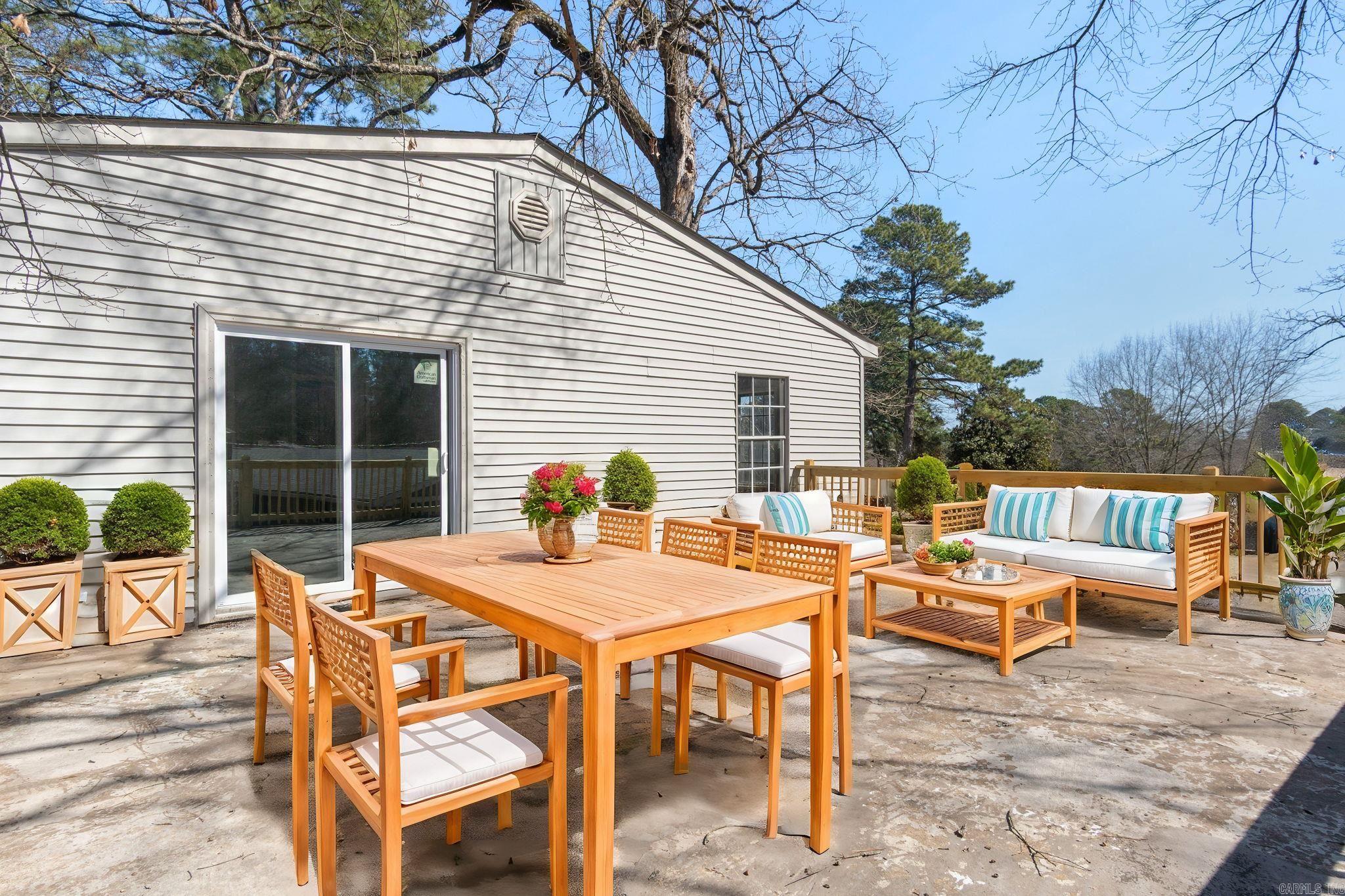 BEAUTIFUL LAKEVIEW - Residential