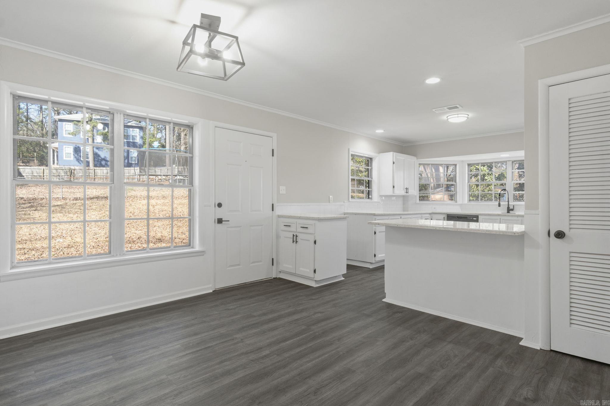 BEAUTIFUL LAKEVIEW - Residential