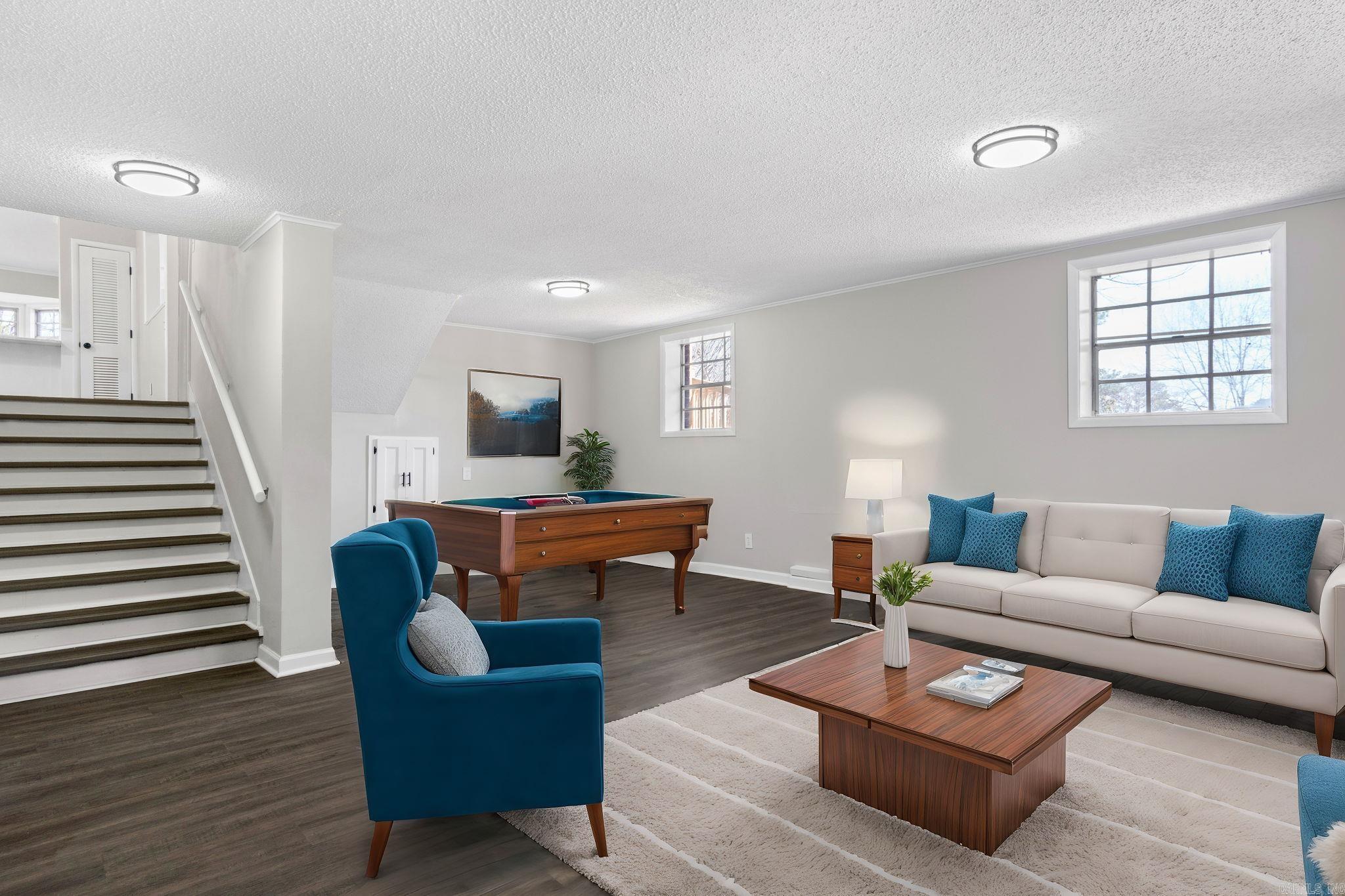 BEAUTIFUL LAKEVIEW - Residential