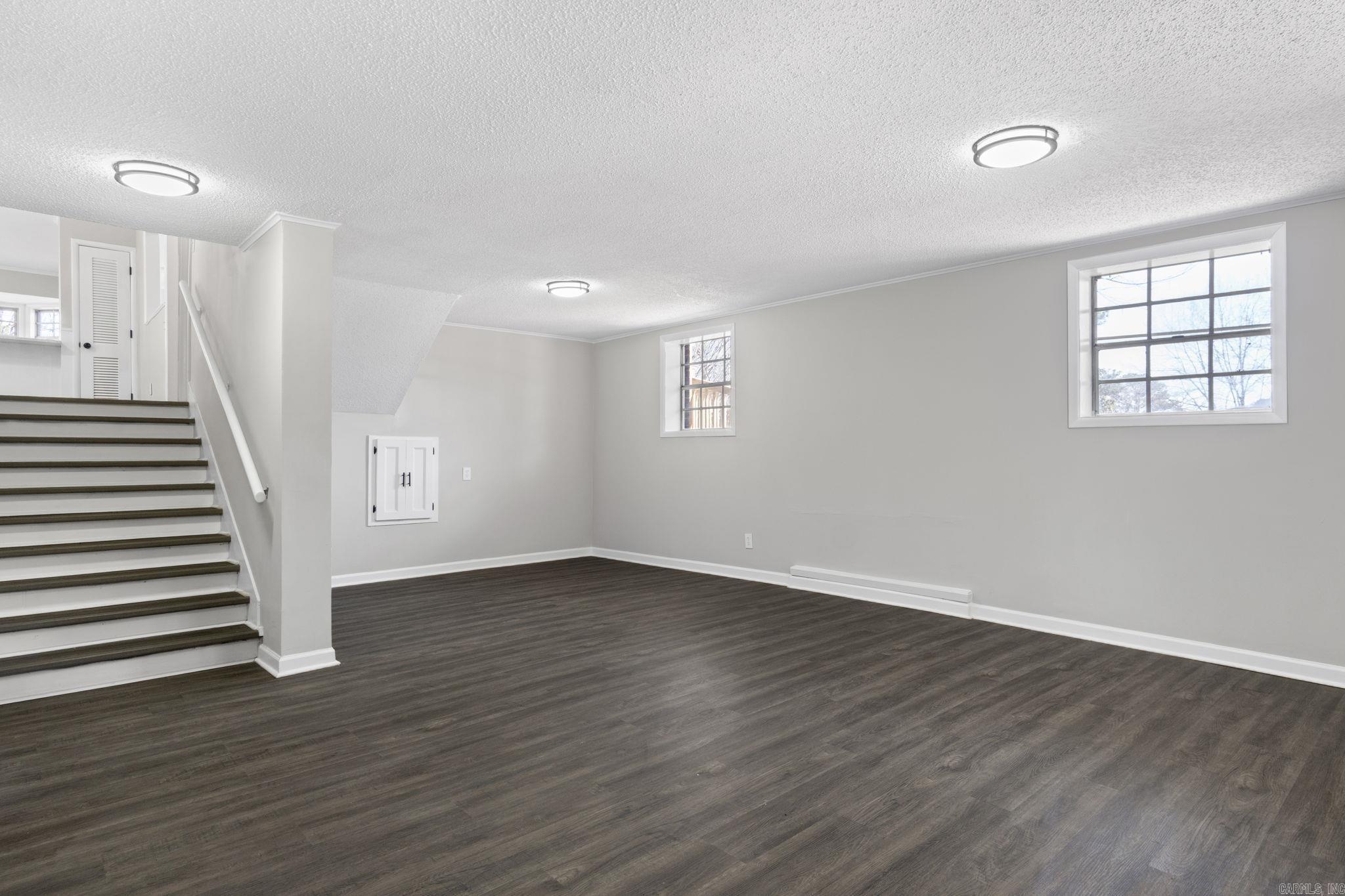 BEAUTIFUL LAKEVIEW - Residential