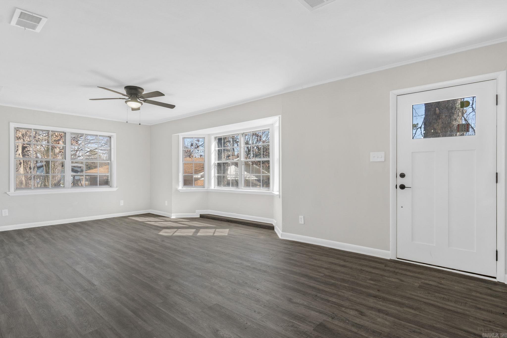 BEAUTIFUL LAKEVIEW - Residential