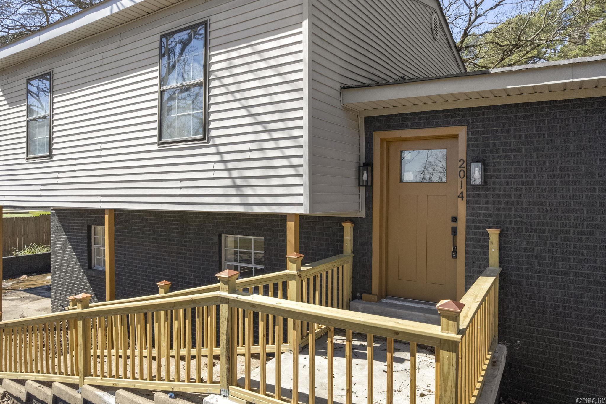 BEAUTIFUL LAKEVIEW - Residential