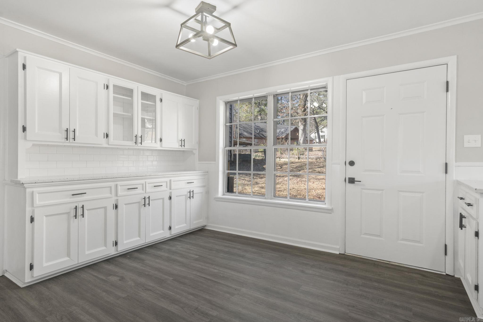 BEAUTIFUL LAKEVIEW - Residential