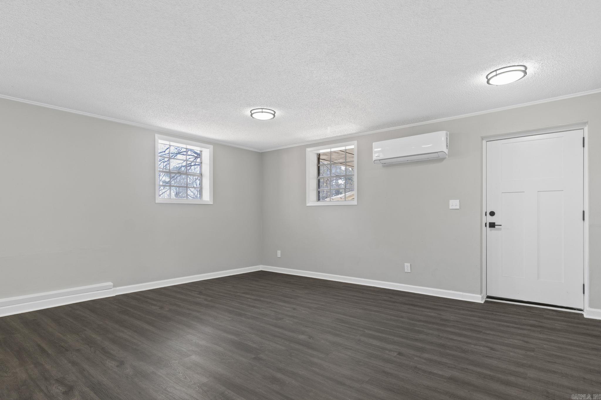 BEAUTIFUL LAKEVIEW - Residential