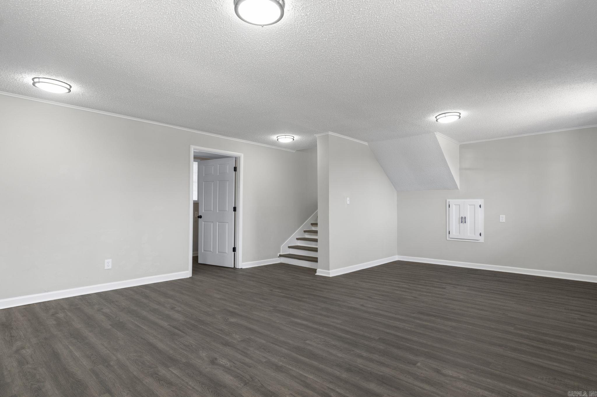 BEAUTIFUL LAKEVIEW - Residential