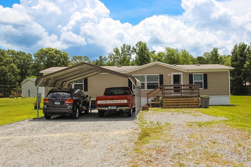 Welcome Home! Come see this gently lived in mobil home. Spacious open living area and large master suite, walk in closets. All that and a large back yard. This home is very clean and move in ready. Come see it today. Please allow 2 hour notice for showings
