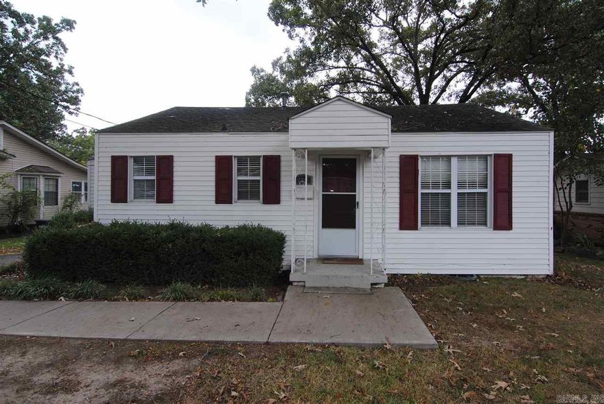 2/1 Bungalow in Sherwood. Beautiful Hardwood Floors in Den & Bedrooms. Eat-in Kitchen, 2nd Bedroom w/French Door to Covered Back Porch , Bath w/Walk-in Shower, Extra Storage/Garage, Refrigerator "as is". (A Small Dog may be considered with Owner Approval)