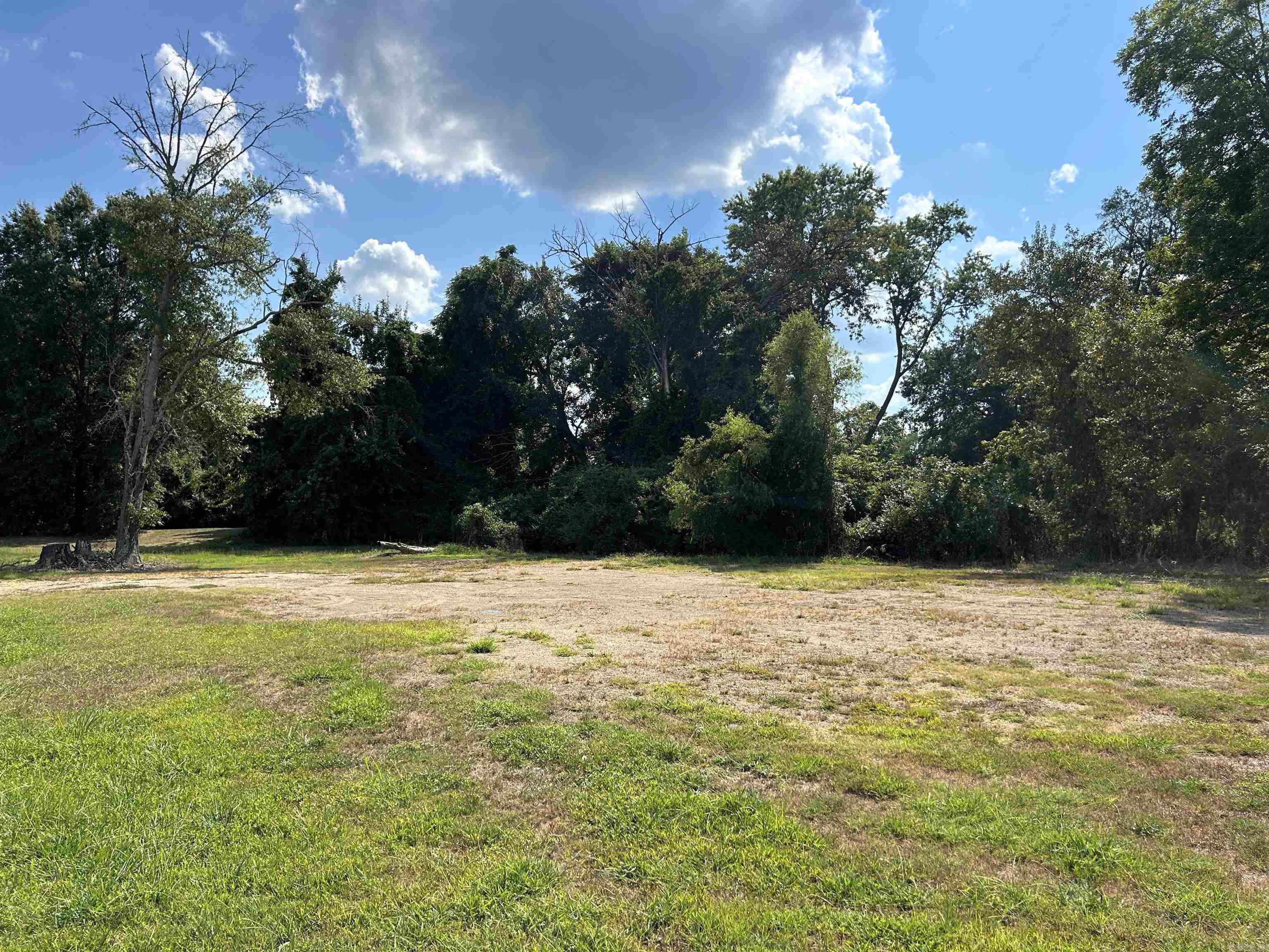Multiple uses on this commercial lot located on the corner of Highway 270 East and Arkansas Street, next to the old MPE building. With plenty of road frontage on two sides, this lot is the perfect place for a business or multi family property. The lot is zoned commercial, but multifamily and single family dwellings are allowed. City sewer, water, electric and gas available*LEVEL AND mostly CLEARED! parcel number 700-01287-000C Buyers are encouraged to do their own research regarding zoning and utility availability.