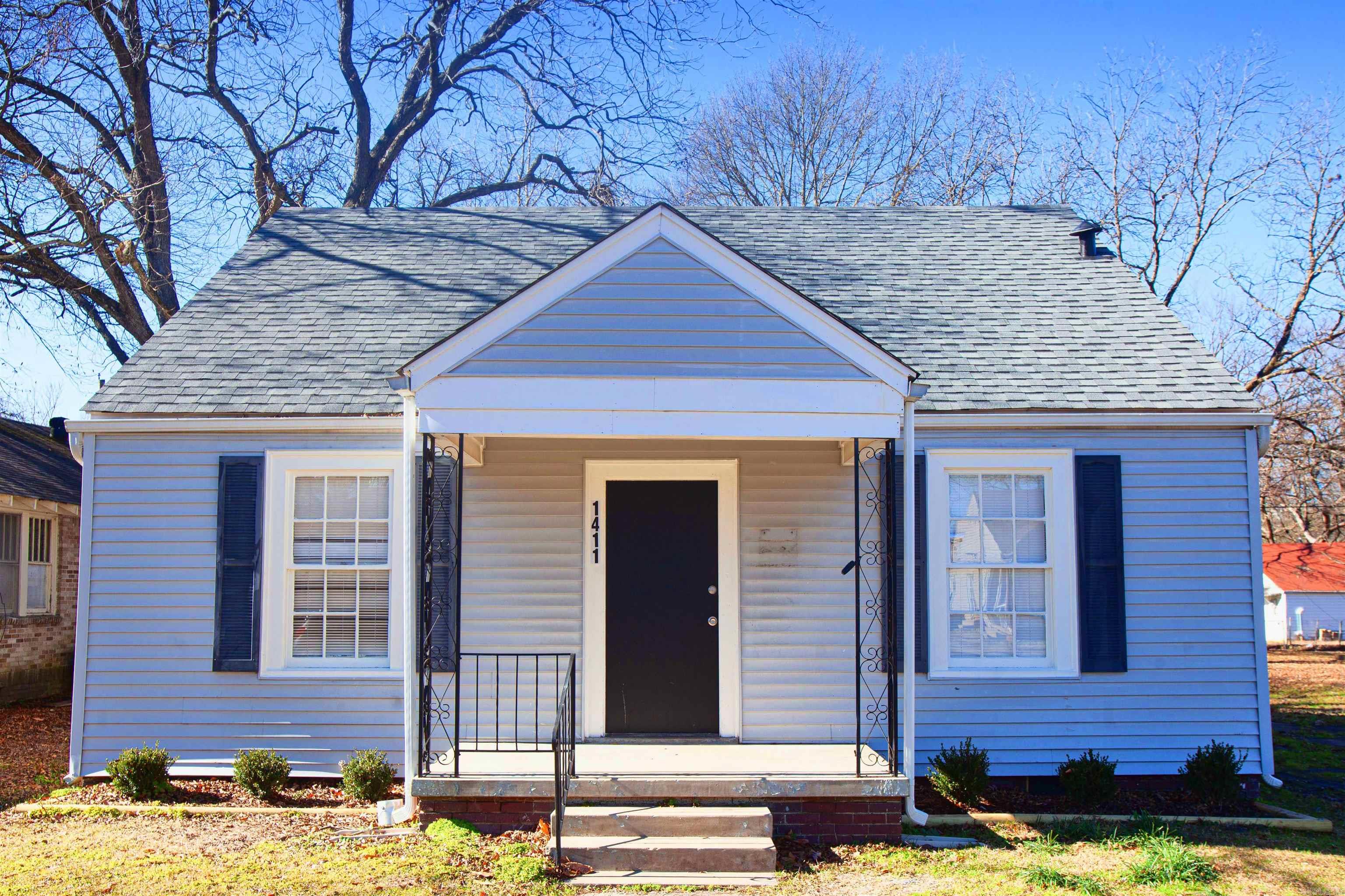 Check out this cute 2 bedroom 1 bathroom house located in North Little Rock. It has an Eat-in-kitchen with granite countertops. Tenant occupied, 24-hour notice required for showings, Lease in place. Monday-Friday showings only. Any offer needs to have the following verbiage included "buyer is aware there is a lease in place and agree to the lease terms". Perfect property to add to your portfolio. See agent remarks