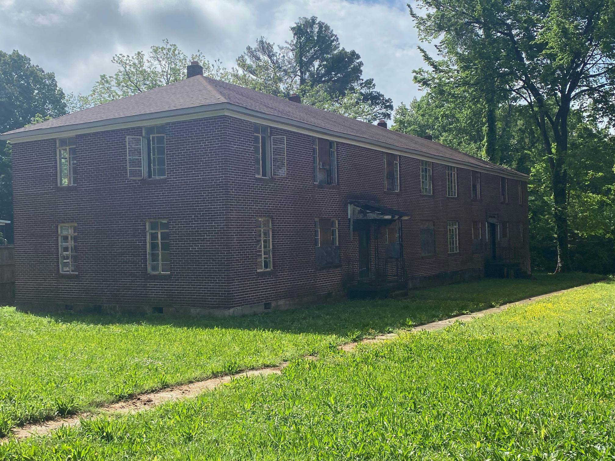 Discover the potential of 1304 E. Broadway Avenue in Forrest City! This property offers a wonderful foundation with two bedrooms, one bathroom, a cozy living area and eat-in kitchen in every one of its 16 units. It also boasts a 6' partially fenced line for tenant privacy as well as plenty of mature trees. Located close to the heart of Forrest City and its landmark High School, this property presents an excellent opportunity to create the perfect investment opportunity for you. Don't wait ā explore the possibilities today!