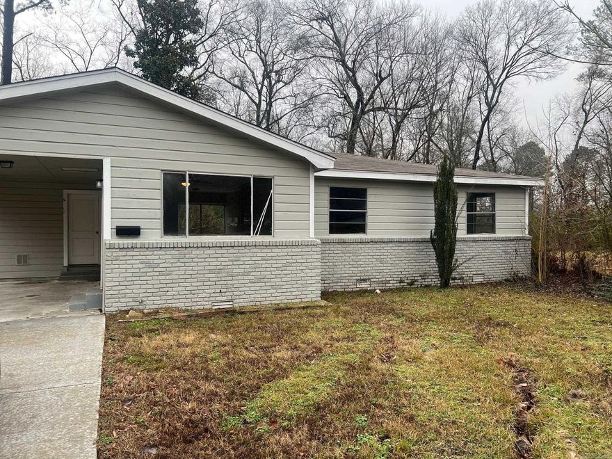 Cozy 3 bedroom, 1.5 bath home located in Jacksonville close to Everything. Will be a perfect fit for a small family or Roommates