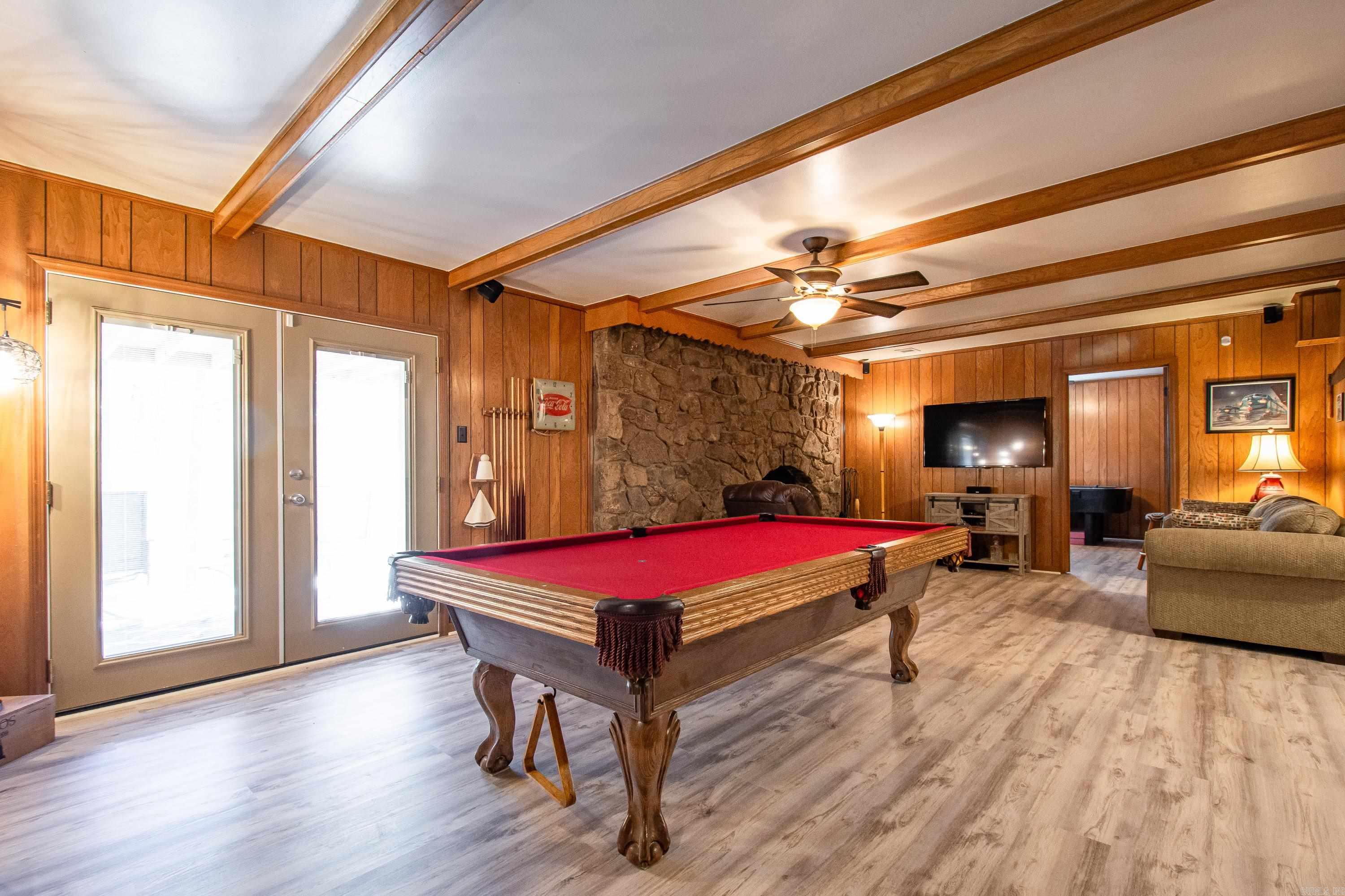 LEAWOOD MANOR - Residential