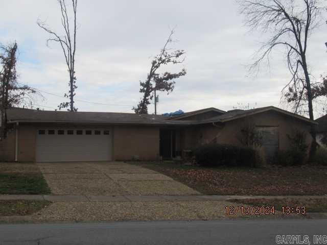 OCCUPIED AUCTION PROPERTY!!! Auction starts 6/15/25 and ends 6/17/25. This spacious 3 bed 2 bath house is located in the heart of Little Rock close to schools, parks, and shopping. Don't miss out on this great space buy!! AGENTS MUST CALL LISTING AGENT FOR SHOWING INSTRUCTIONS AS THIS IS AN OCCUPED PROPERTY.