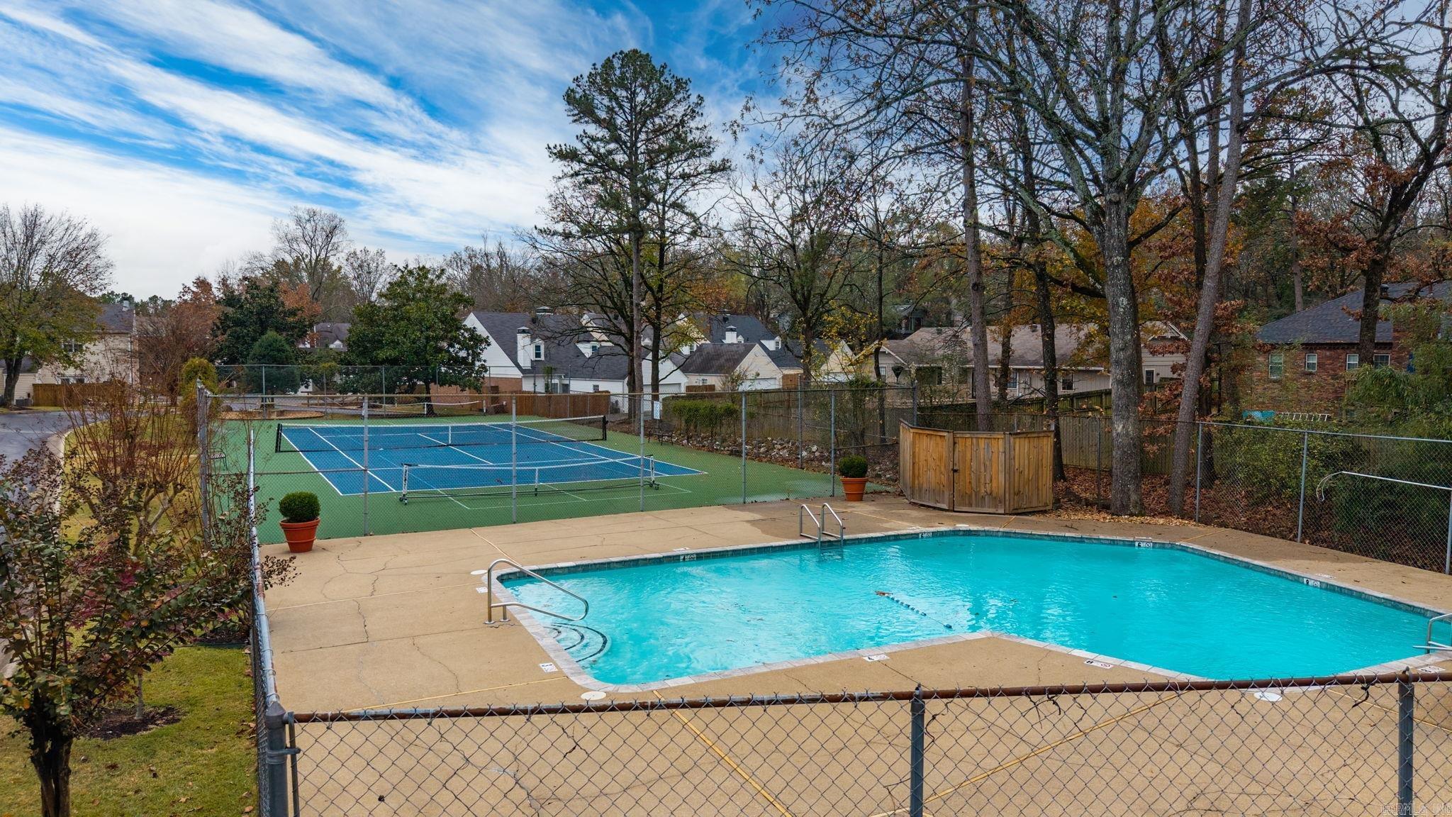 KINGSBRIDGE TWNHSE - Residential