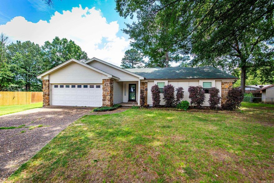 Come see this beautiful 3 bed, 2 bath home, with over 1700sq/ft! This lovely home has lots of new updates including new bamboo flooring and tile, new interior doors, new back deck, and added on sunroom with new windows!  Located in a cul de sac in the Stonewall Subdivision in Jacksonville, this home is a must see!! Don't wait until its too late! Call today to schedule your private showing.