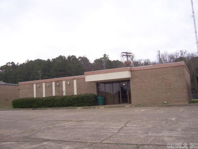Excellent office building in great location with several offices plus reception area. Has 4 half baths