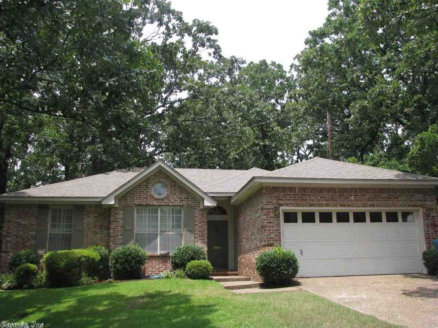 Absolutely wonderful home sitting on cul-de-sac lot.  Cute Cute home with 9 foot - vaulted and smooth ceilings.  Beautiful moldings and plantation shutters throughout.   3 bedrooms, 2 baths, den w/fp.  New bathroom vanities and toilets, some new paint, kitchen with tile countertops - tile and hardwood floors.  Large cul-de-sac lot.   Sq. footage from tax assessor - please measure!