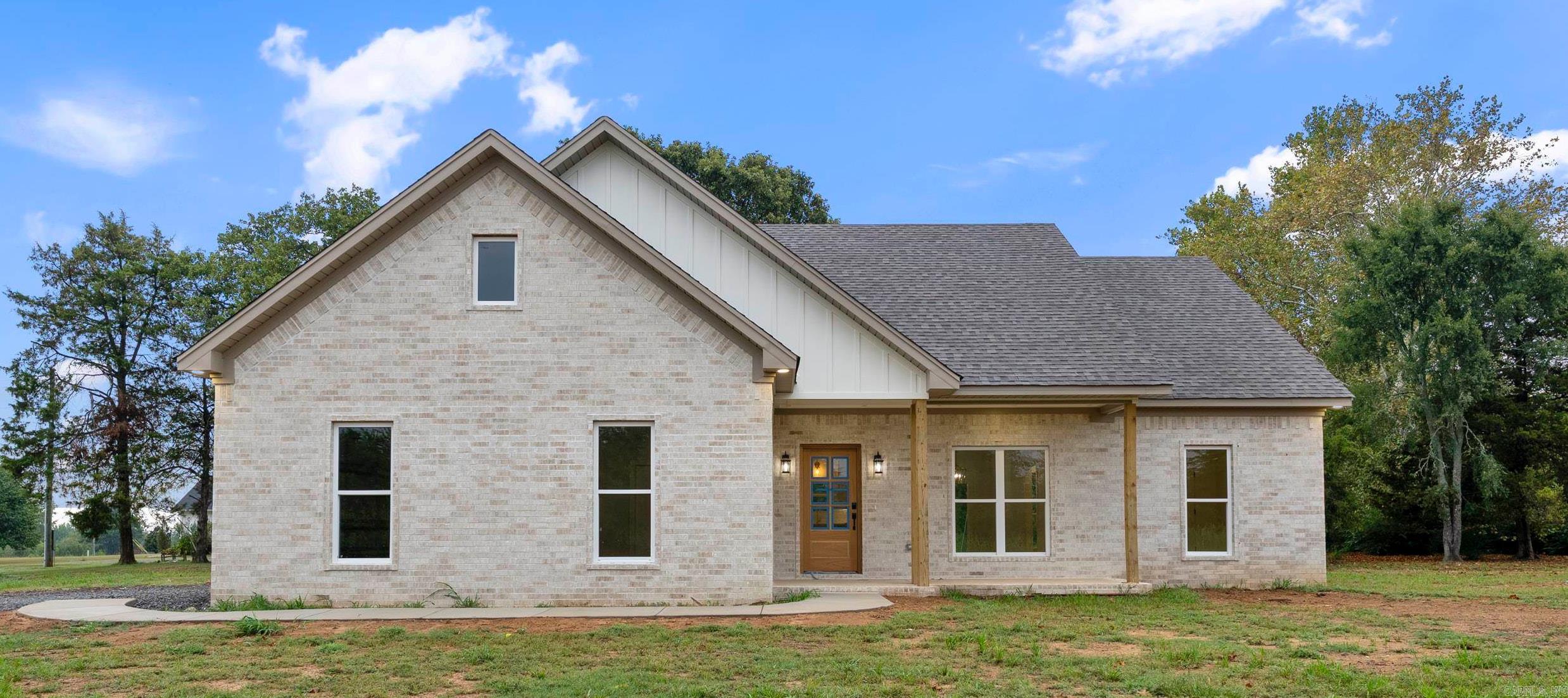 This brand new home sits on a private and quiet 1 acre lot less than 10 minutes north of Greenbrier! 22 Hudson boasts a large yard, quartz countertops, stainless steel appliances, custom built cabinets throughout, large pantry, island, and plenty of storage. 3 bed 2 bath, a custom curbless tile shower, vaulted great room ceilings, over-sized 2 car garage with a huge floored attic.