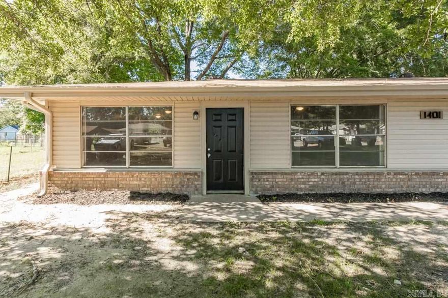 Beautiful 2BD in Jacksonville! Kitchen comes fully equipped with a refrigerator, dishwasher and oven. Washer and Dryer also included! This property is managed by Hoffman Team so beware of scammers - we will never ask you to Cashapp us money. The lease for this property is for 18 months to 2 years with a 3% increase after the first year. Income must be 3x the amount of rent. Deposit, first month’s rent, and the $50 administration fee due before move in. This property does not accept section 8.