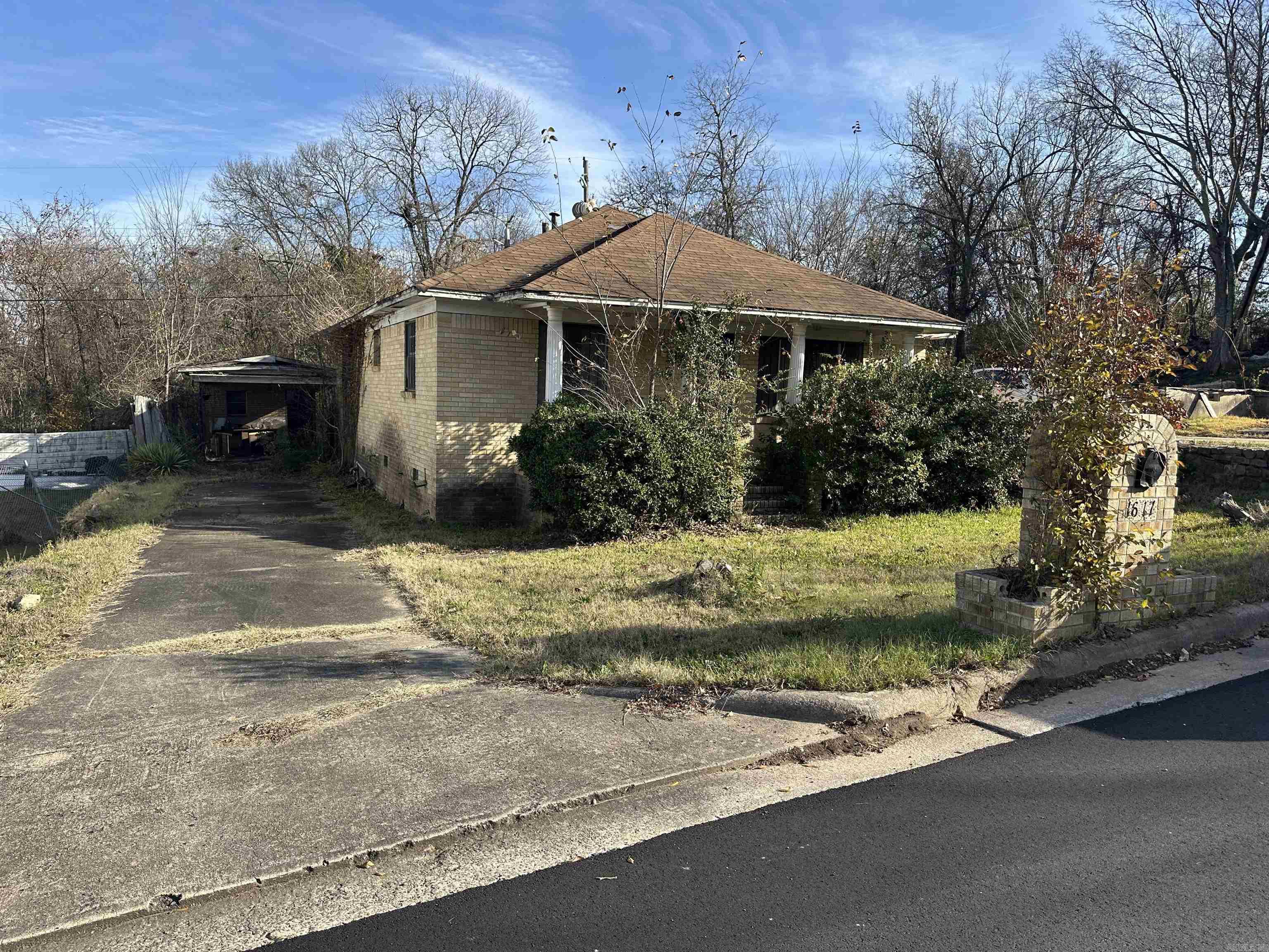 INVESTORS! About halfway between UALR and Central High School. Great opportunity for investing! Excellent location to hospitals, interstates, restaurants and both downtowns! No seller property disclosure.