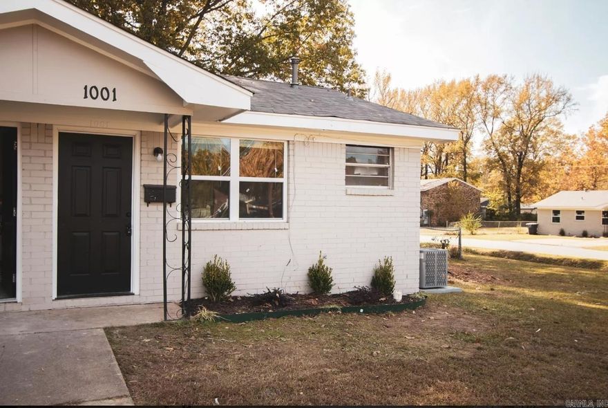 Cozy updated 1 bedroom, 1 bathroom Duplex available for lease.