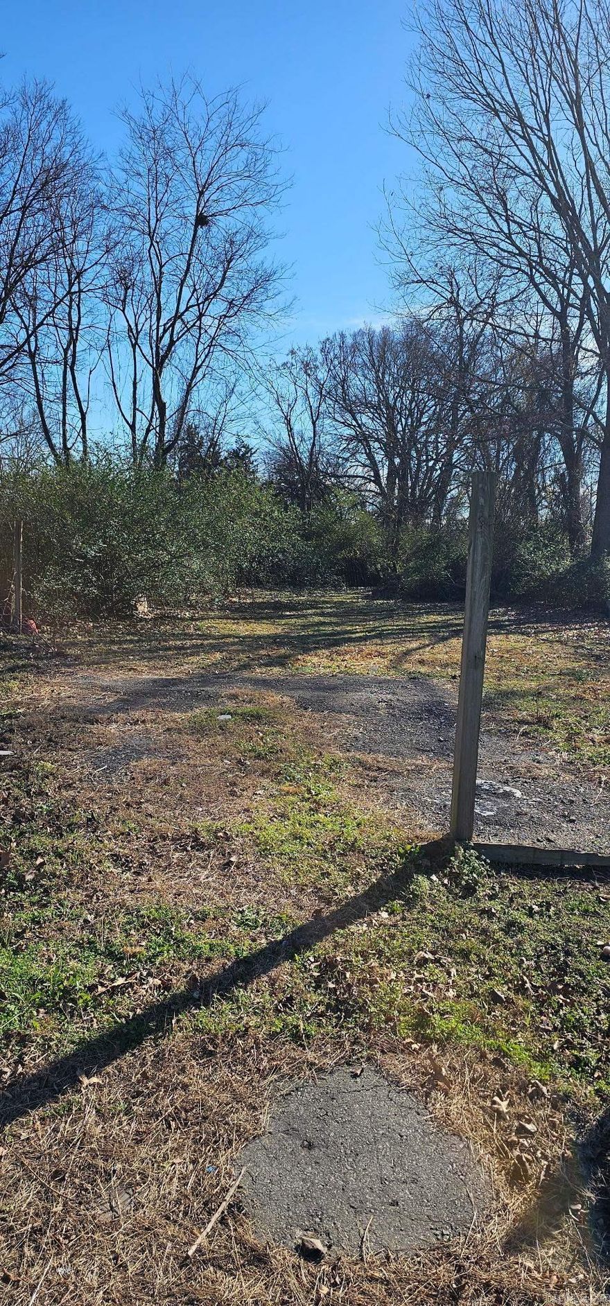 Vacant lot located near UALR, St. Vincent, and UAMS in Little Rock. Convenient to city amenities, medical centers, and Universities.