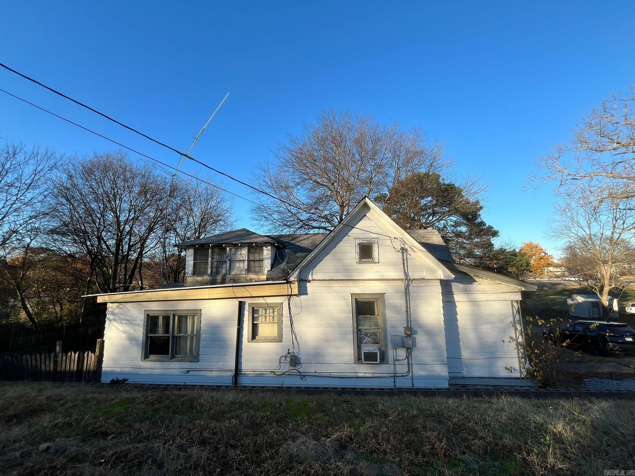 This is a 3 bed 1 bath home in North Little Rock. It rests on a good sized lot with a relatively spacious backyard, on the quiet cul-de-sac Parker Street. Its located not too far from Levy Park and is just off of W 37th Street.