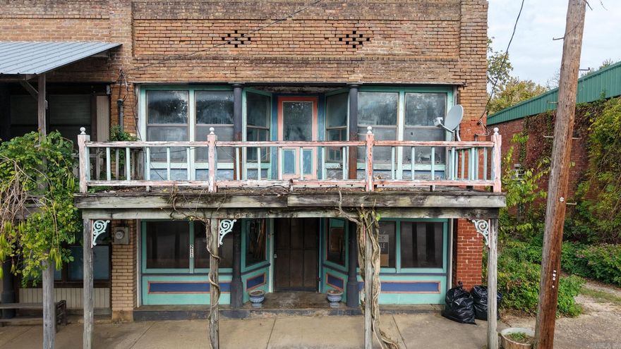 You don’t want to miss this one. Located in the heart of downtown Leslie, this historic building offers incredible flexibility—use it as a residence, a commercial space or a blend of both. The property is within walking distance of shops and restaurants. It is located approximately 18.1 miles from the Buffalo National River. The current owners have created the storefront into a move-in ready space, accompanied by a wood stove. The rest of the structure is ready for customization to fit your needs!    High speed internet is available within the city!  PLEASE VERIFY SQUARE FOOTAGE Agents see remarks