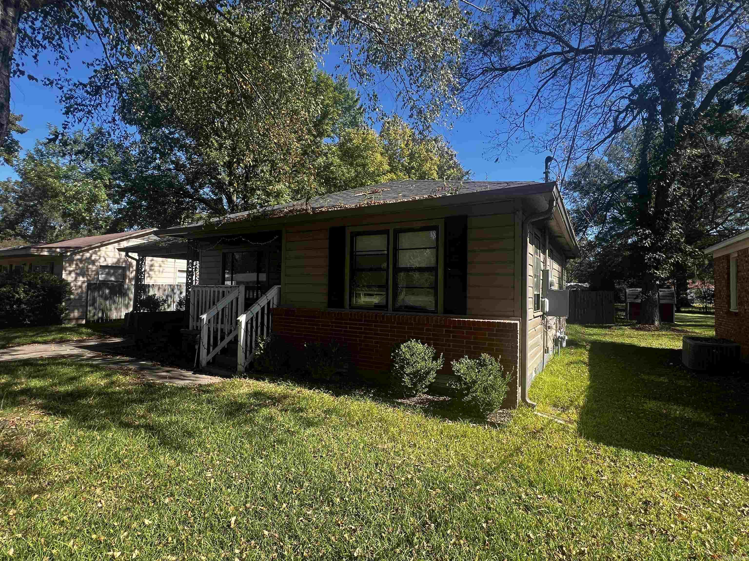 Calling all investors! Perfect opportunity to add to your portfolio. Sold "AS IS" agent please see remarks.