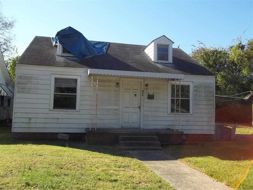 Come see this 2 bedroom 1 bath home in the heart of North Little Rock.  This home features spacious rooms throughout and a upstairs bonus room. Close to restaurants, retail, schools, and churches.  Sqft aprox measuring strongly encouraged.  Employees and family members residing with employees of JPMorgan Chase Bank, N.A, its affiliates or subsidiaries are strictly prohibited from directly or indirectly purchasing any property owned by JPMorgan Chase Bank, N.A. Please see agent remarks.