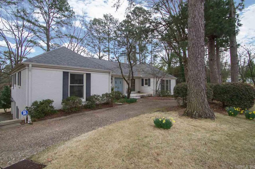 This handsome well maintained brick home on almost a half acre corner lot in River Ridge features 4 BRs, 4 BAs, spacious formal and informal living areas, wood floors, high ceilings. Formal and informal dining, large porches to further extend the living area, all with a very open floor plan. On the main level, you'll find the entry, formal living room w/fireplace, kitchen, den, the original master BR area w/built-ins in closet, and bath. Two additional BRs on main level. Close to everything. See remarks.