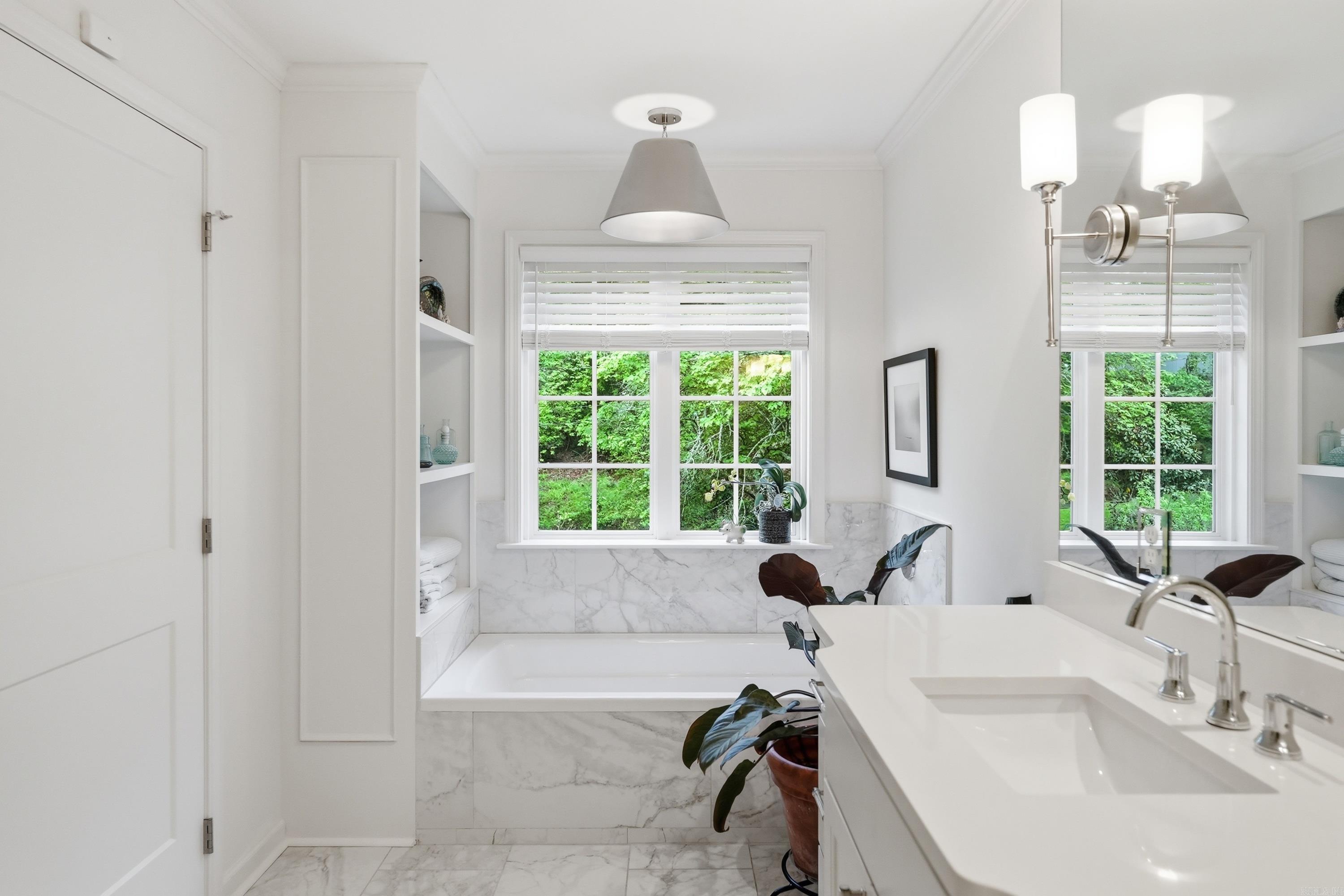 Queen Manor - Residential