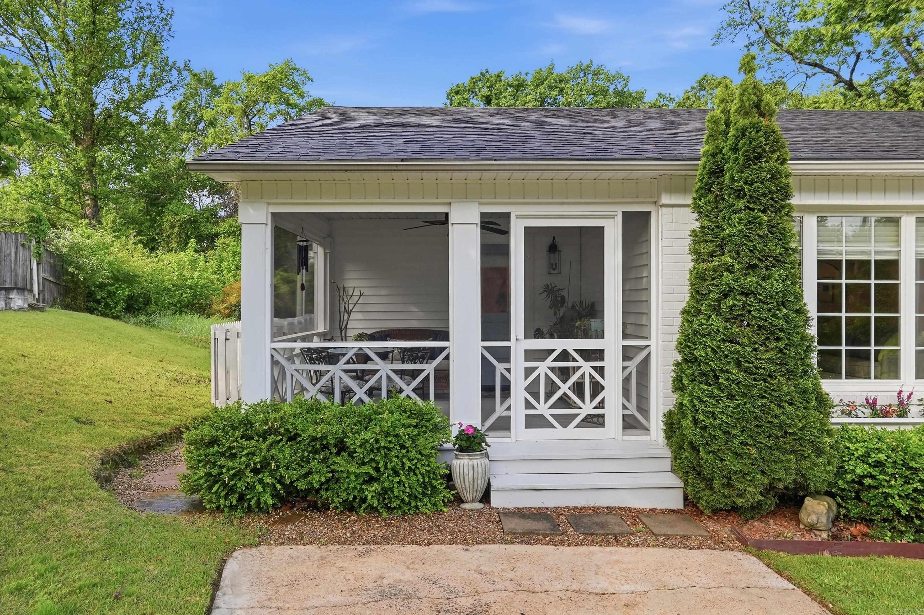 Queen Manor - Residential