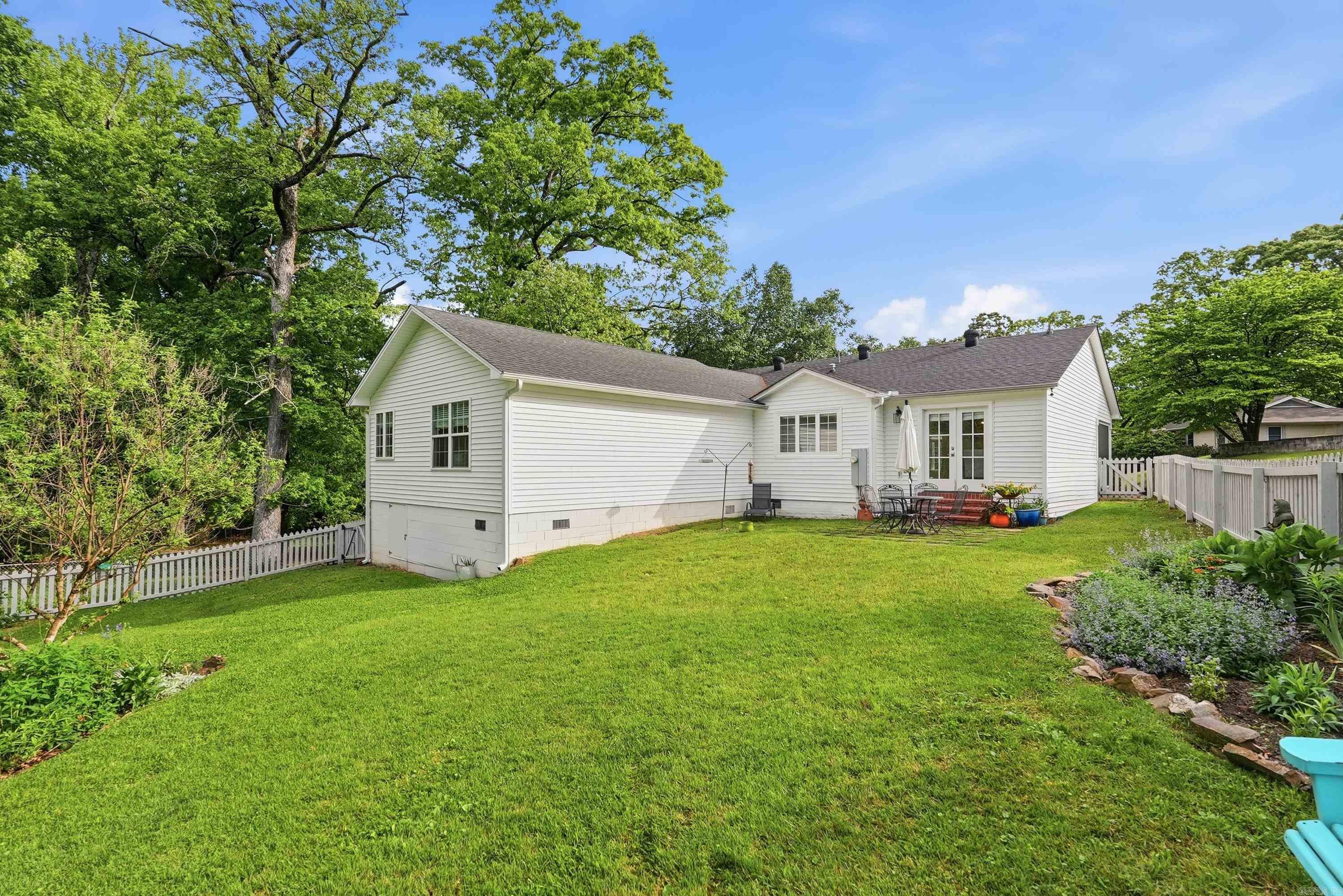 Queen Manor - Residential