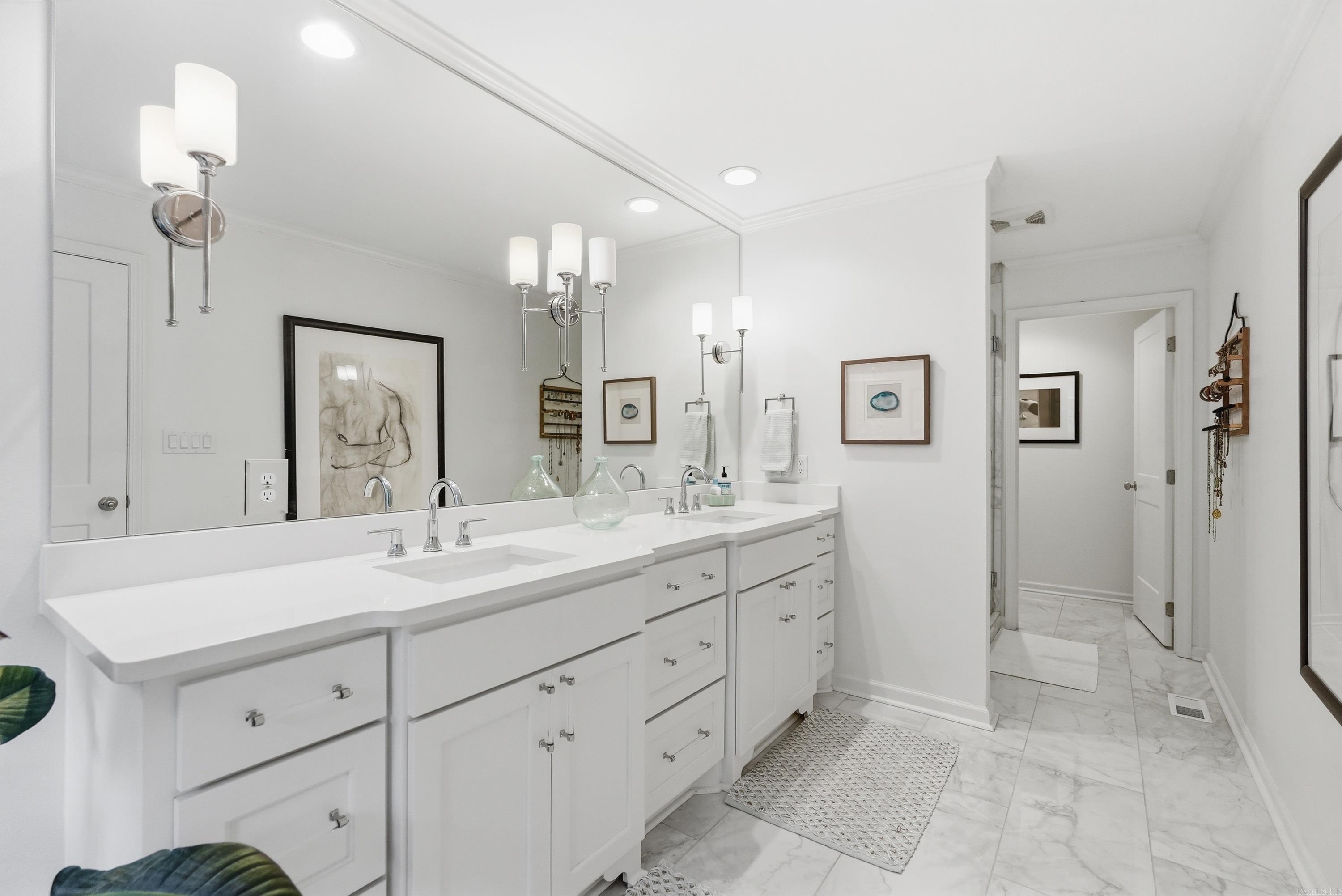 Queen Manor - Residential