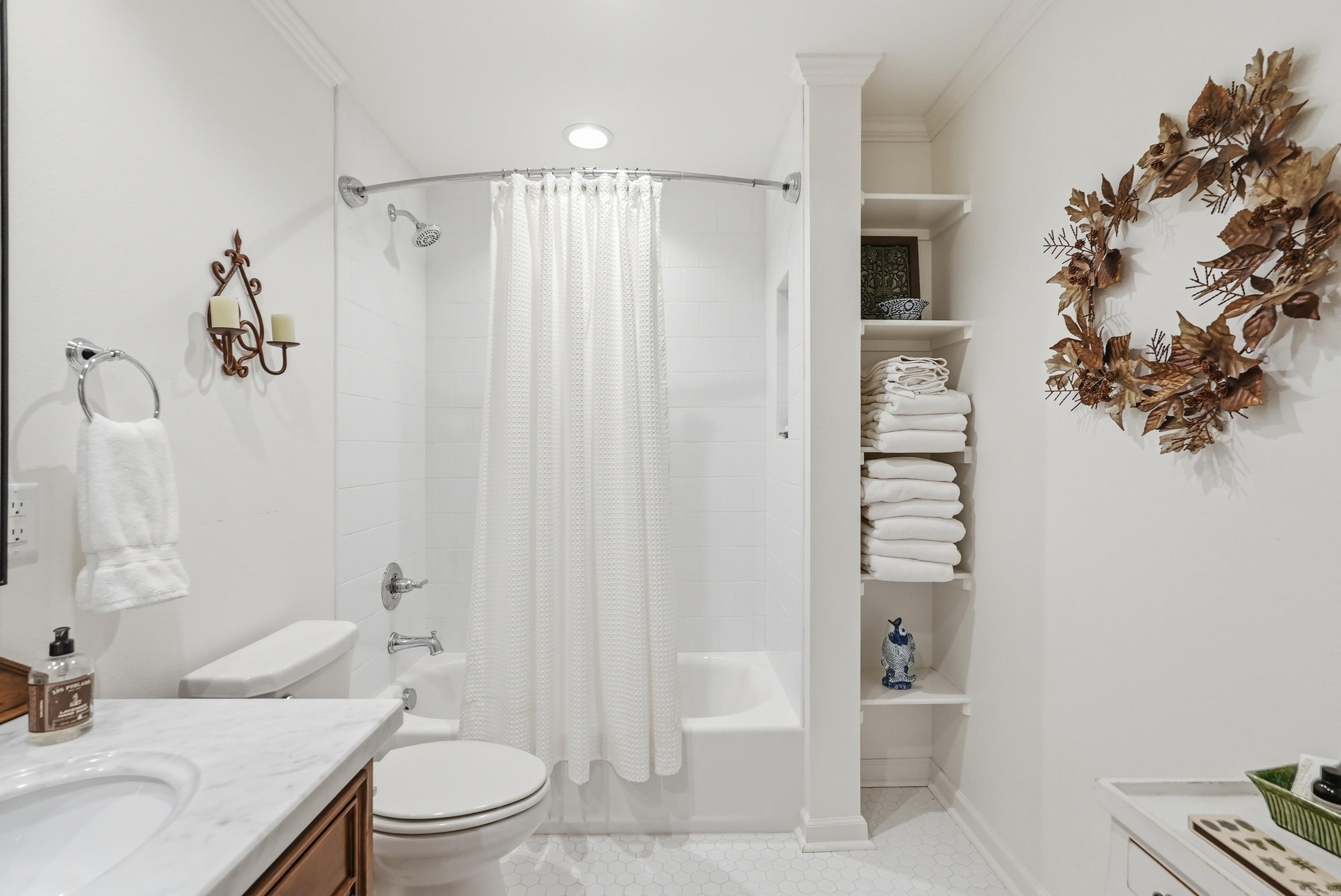 Queen Manor - Residential