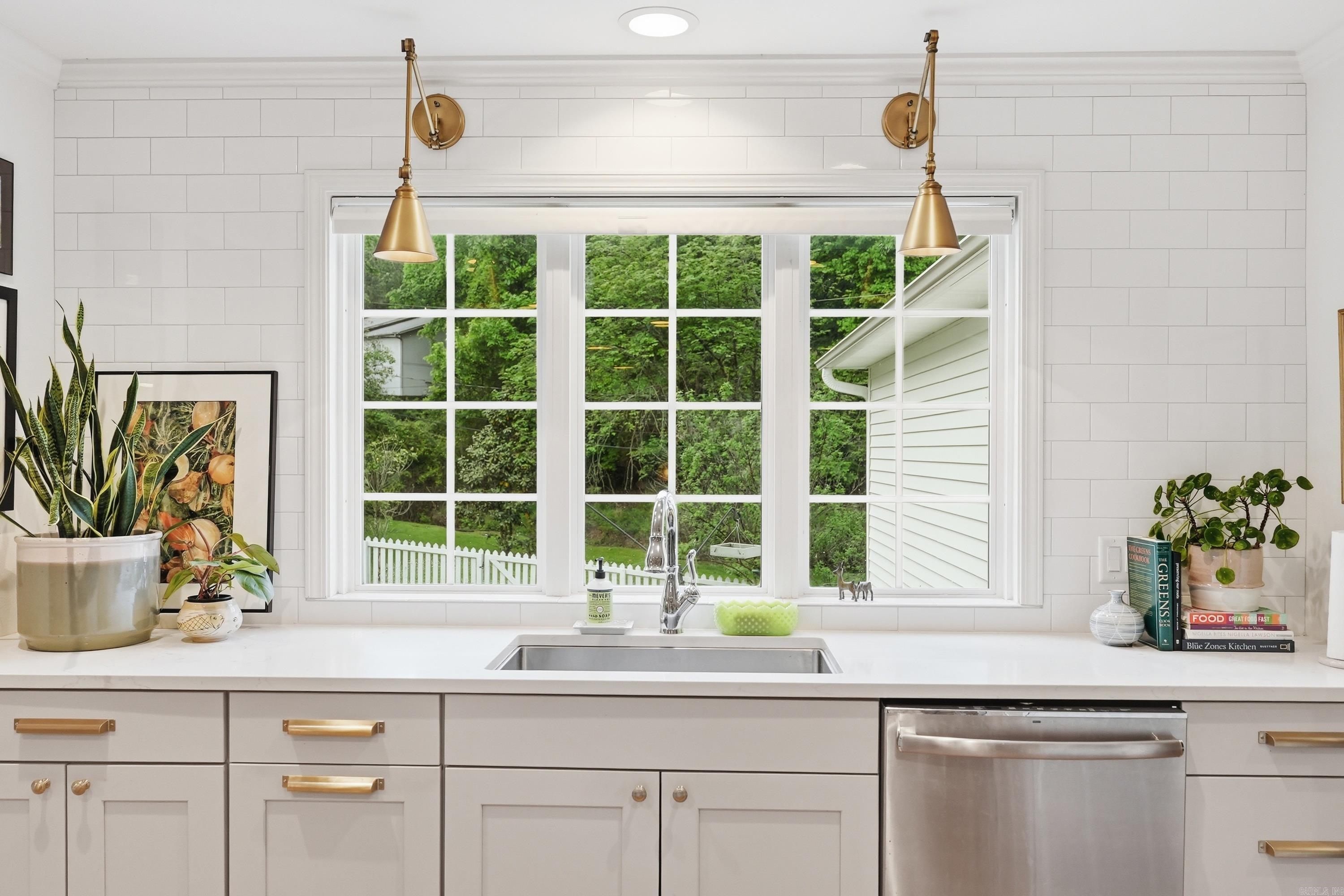 Queen Manor - Residential