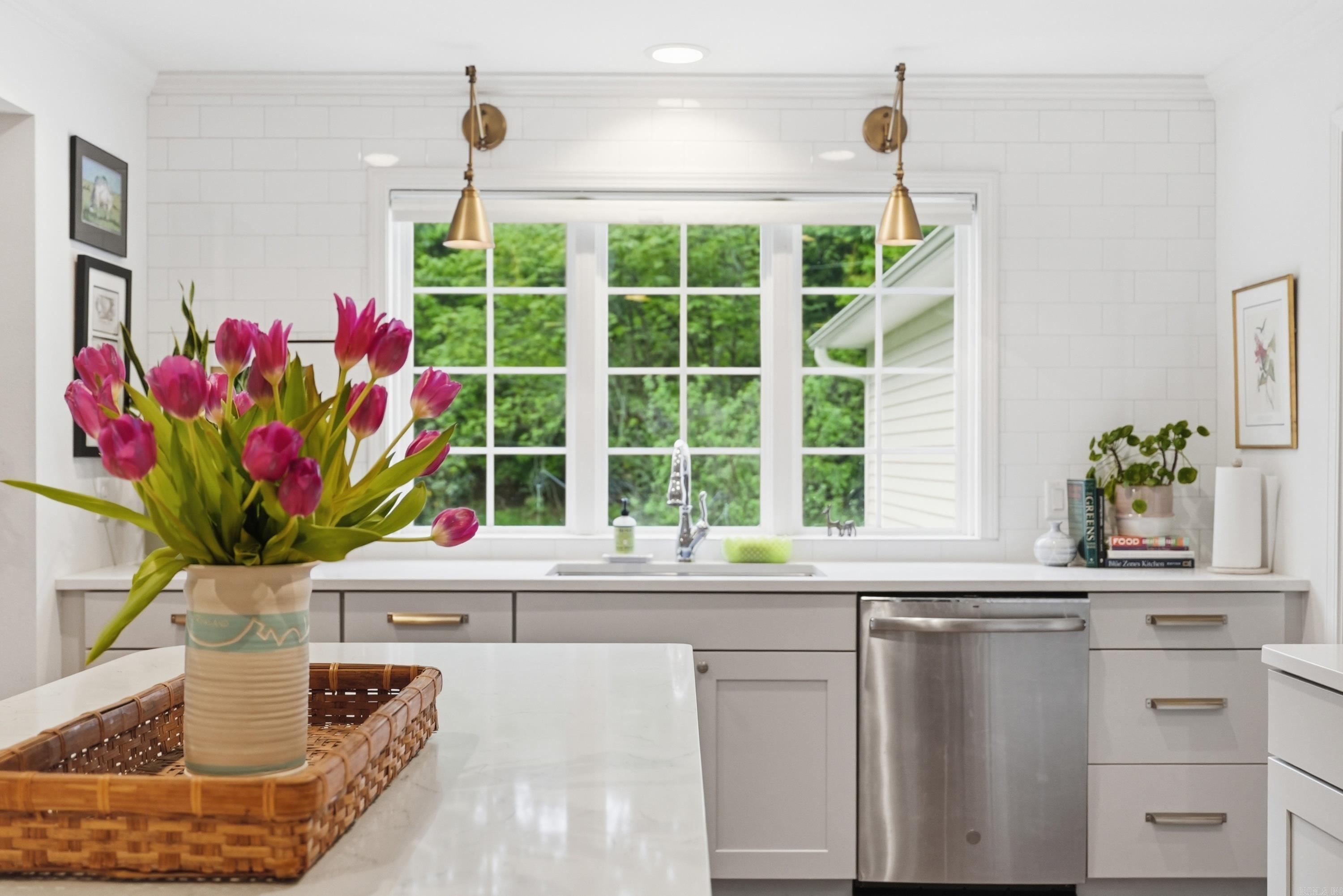 Queen Manor - Residential