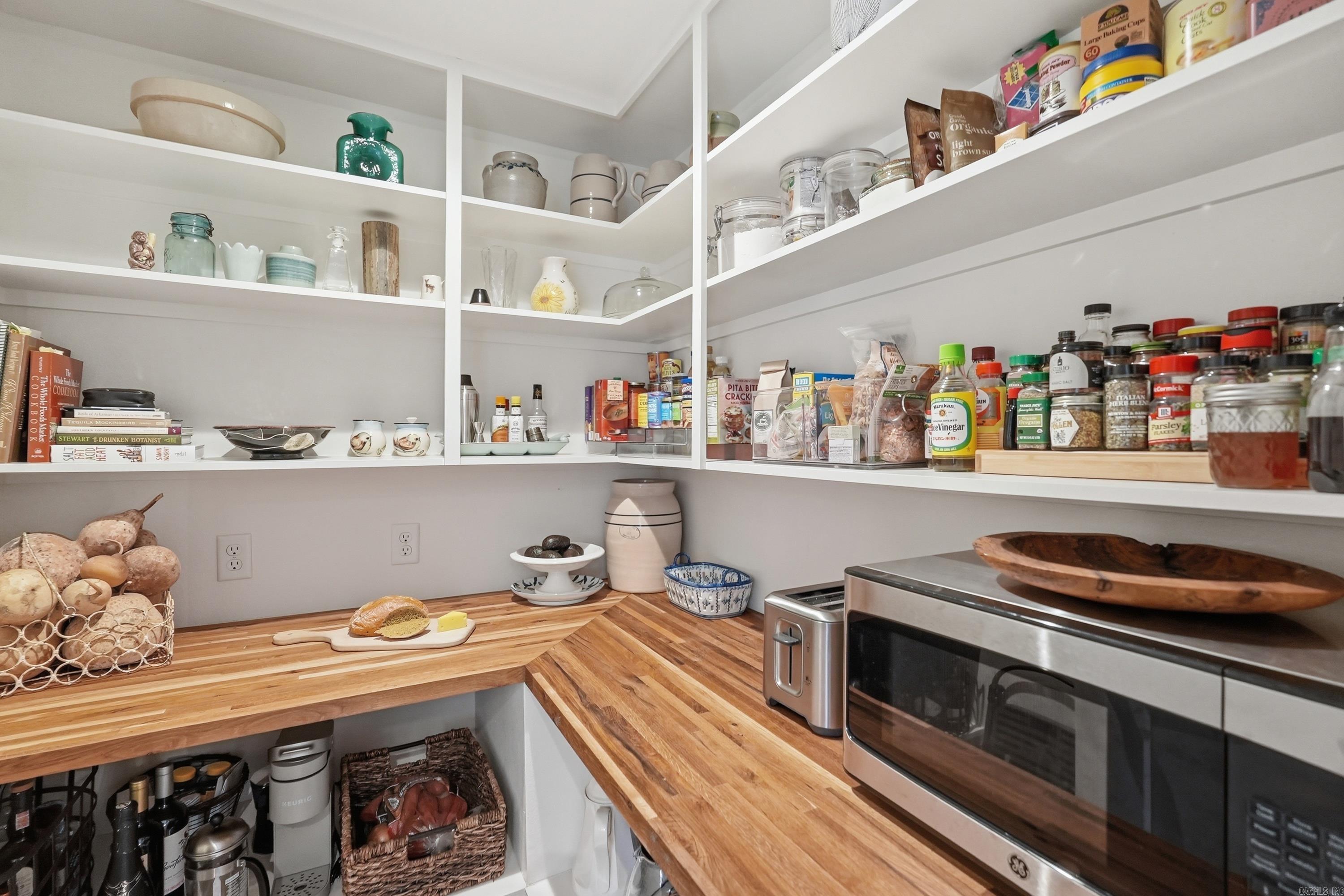 Queen Manor - Residential