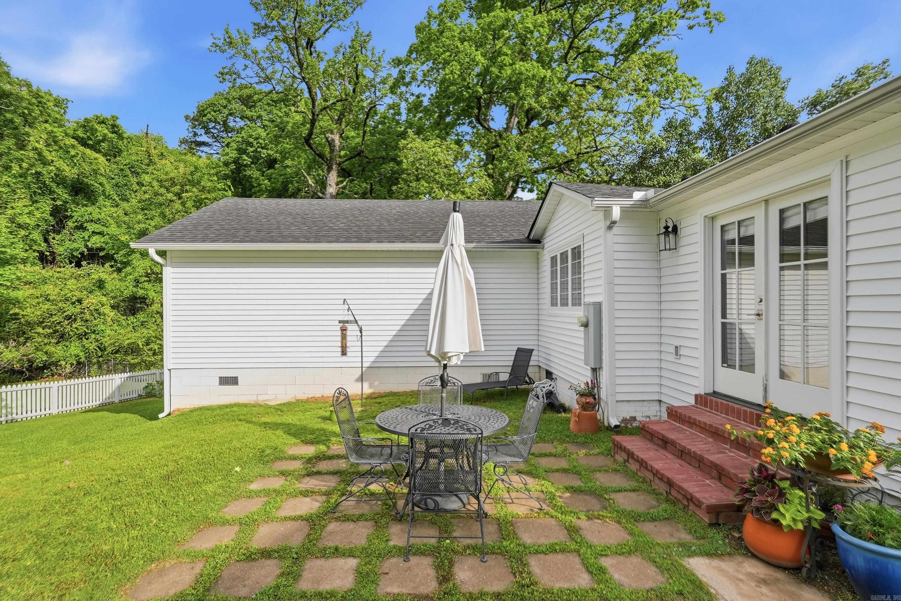 Queen Manor - Residential