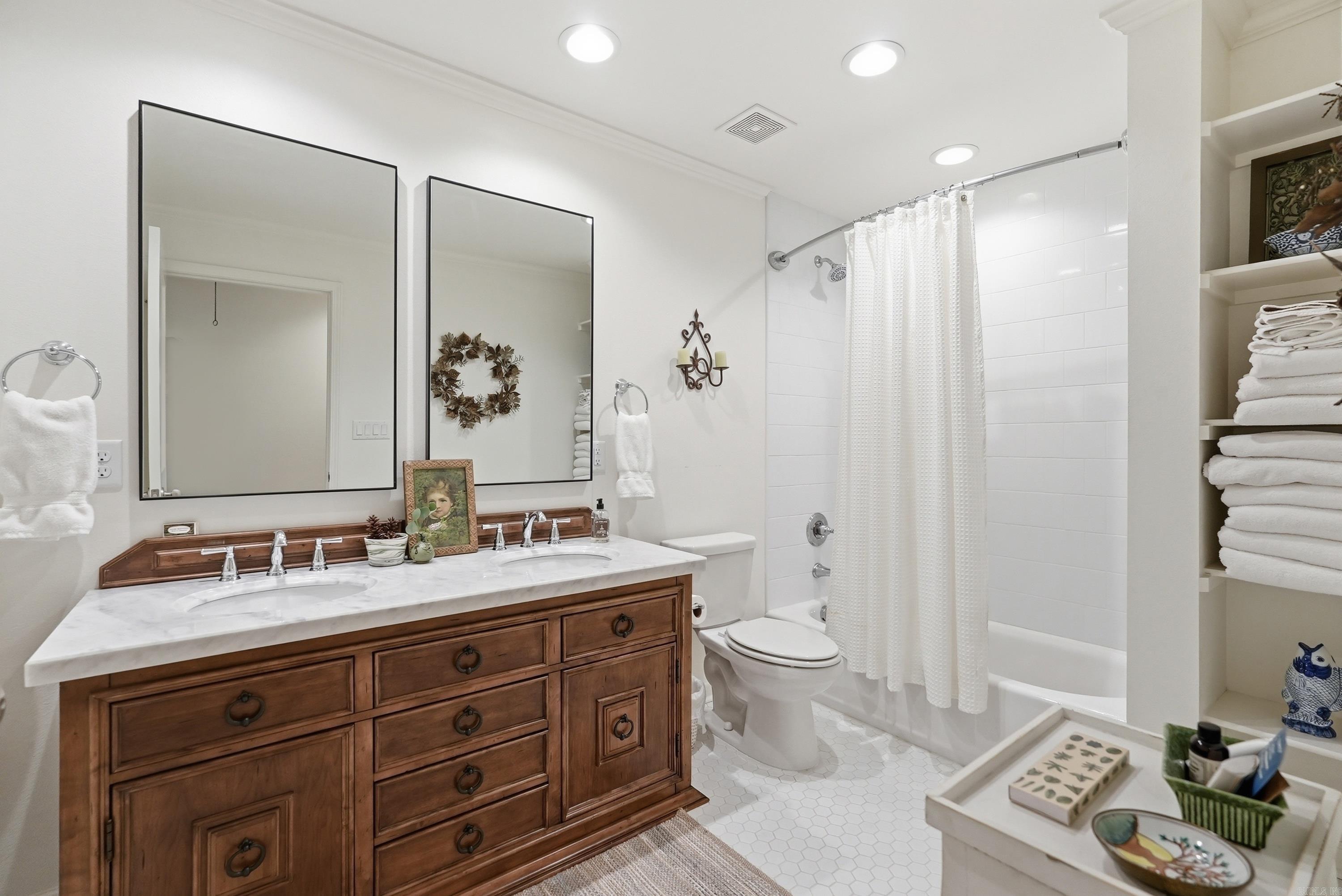 Queen Manor - Residential