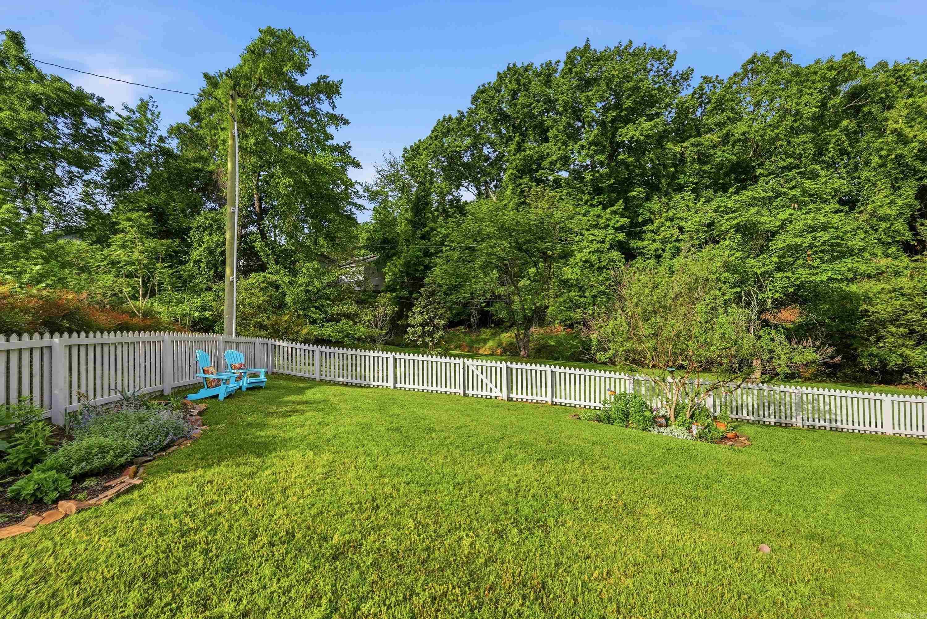 Queen Manor - Residential