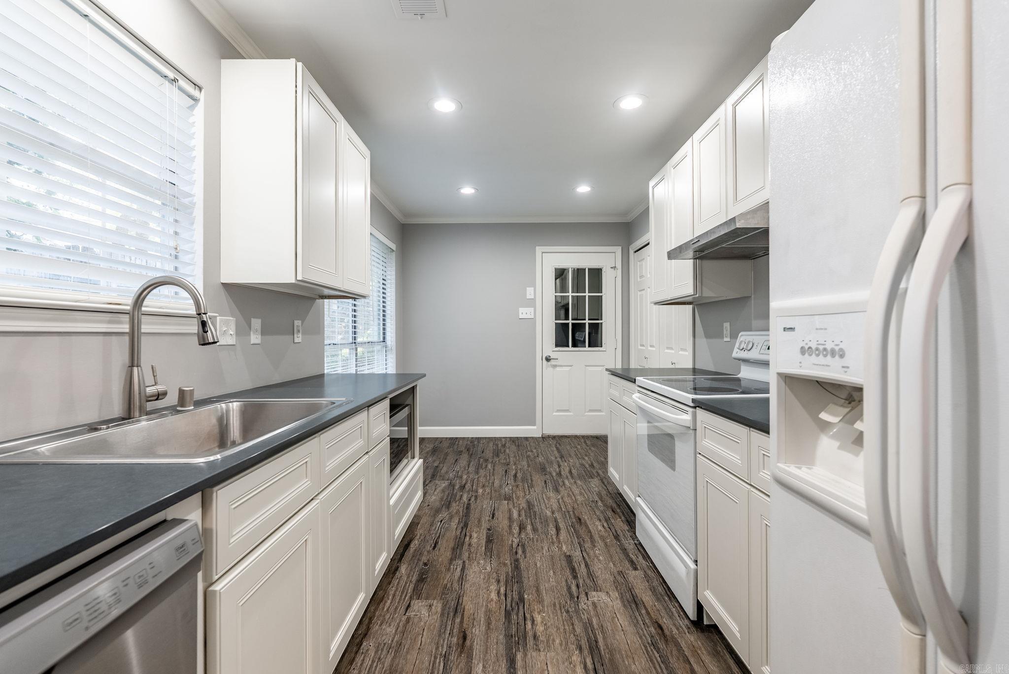 WOODLAND HILLS TO LR - Residential