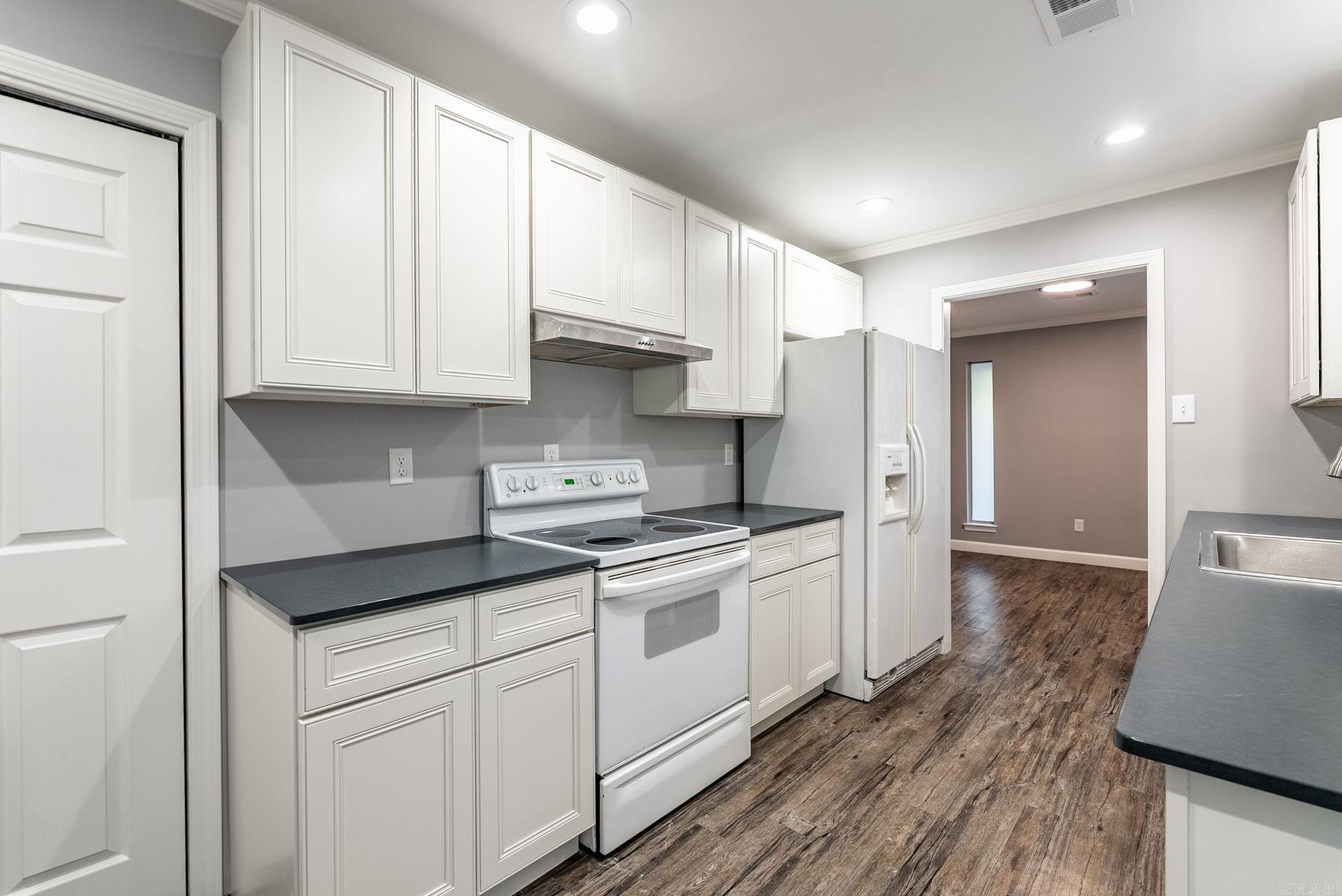 WOODLAND HILLS TO LR - Residential