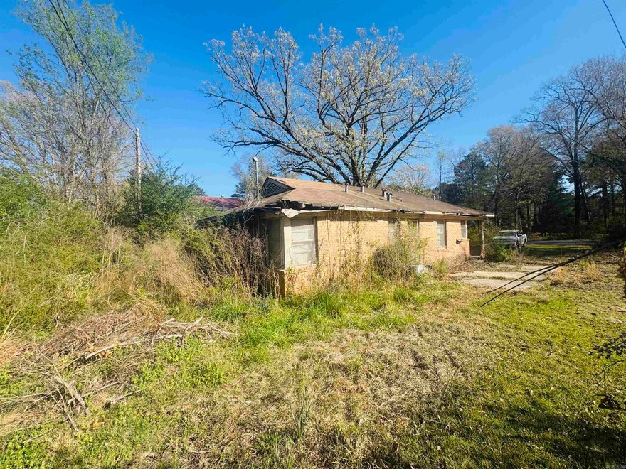 Prime neighborhood! Great investment property.  This could be a charming 2 bed 1 bath patio style home. Property being sold as is where is. No property disclosure available