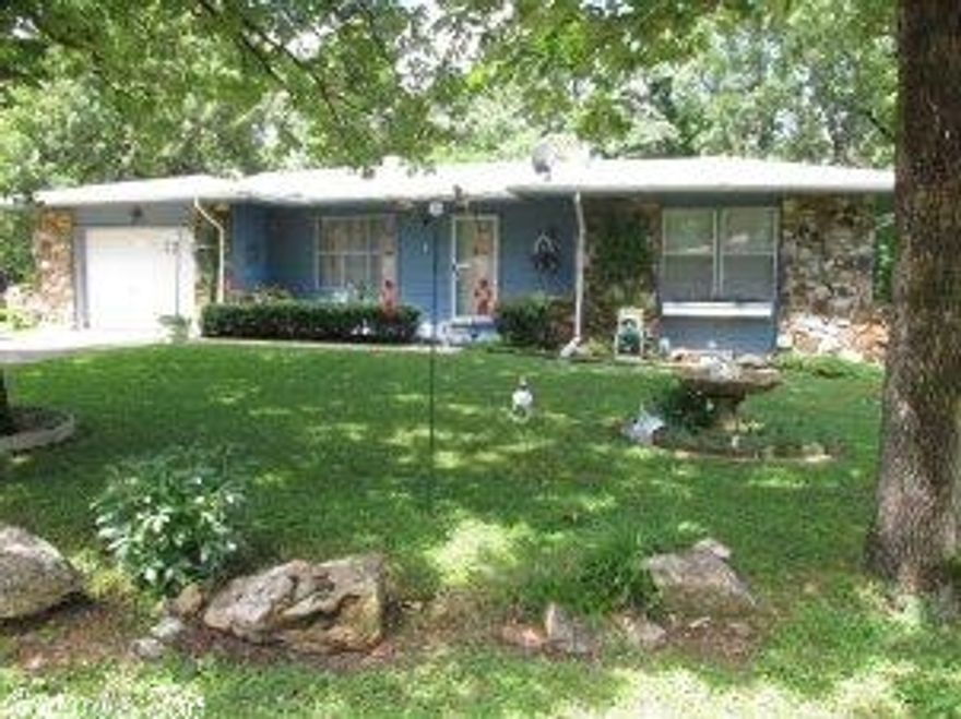 Great Location & Level Lot - This home has so much to offer. Located close to the South Golf Course and Omaha Center, it is move-in ready with 2 bedrooms, full bath, formal dining room plus a great Arkansas room!!! The large back deck is a great place for watching wildlife and entertaining guests. Central heat & air, 1 car garage with storage. Perfect retirement home in a wonderful neighborhood.